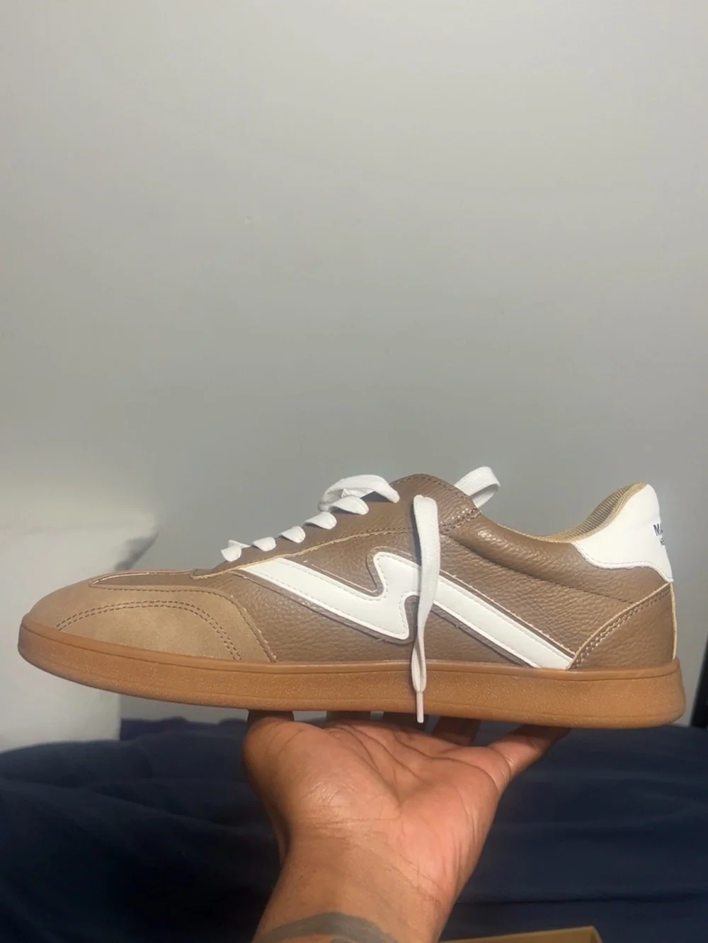 Steve Madden Men's Tan and White Low-Top Sneaker